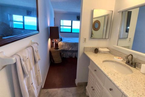 Condo in Jensen Beach, Florida, 2 bedrooms  № 2175389 - photo 17