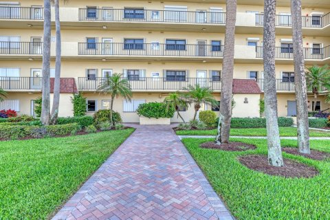 Condo in Jensen Beach, Florida, 2 bedrooms  № 2175389 - photo 2
