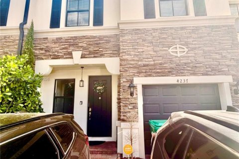 Townhouse in Miami, Florida 3 bedrooms, 142.14 sq.m. № 2154425