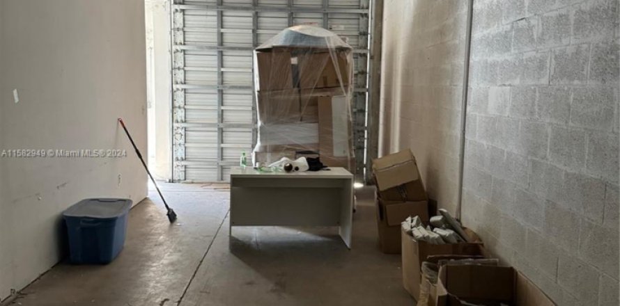 Immobilier commercial à Medley, Floride № 1163065