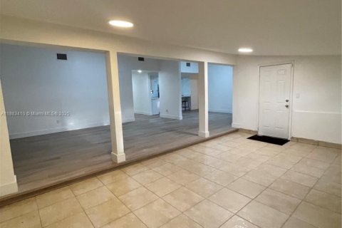 House in Miami Gardens, Florida 3 bedrooms, 157.38 sq.m. № 1930017 - photo 11