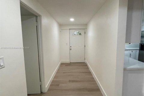 House in Miami Gardens, Florida 3 bedrooms, 157.38 sq.m. № 1930017 - photo 6