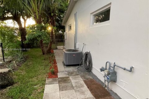 House in Miami Gardens, Florida 3 bedrooms, 157.38 sq.m. № 1930017 - photo 24