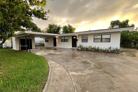 House in Miami Gardens, Florida 3 bedrooms, 157.38 sq.m. № 1930017 - photo 2