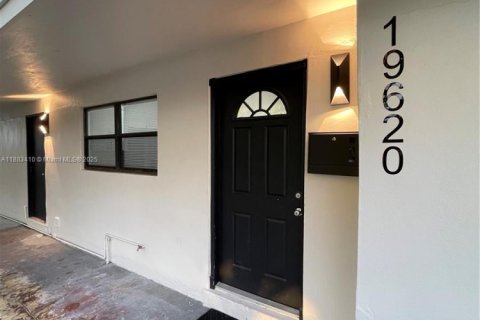 House in Miami Gardens, Florida 3 bedrooms, 157.38 sq.m. № 1930017 - photo 4