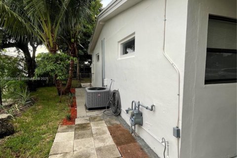 House in Miami Gardens, Florida 3 bedrooms, 157.38 sq.m. № 1930017 - photo 29