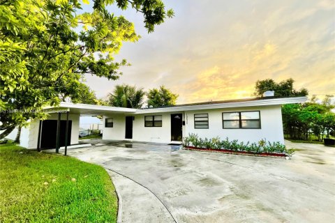 House in Miami Gardens, Florida 3 bedrooms, 157.38 sq.m. № 1930017 - photo 1