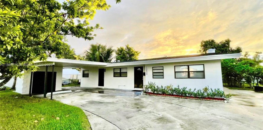 House in Miami Gardens, Florida 3 bedrooms, 157.38 sq.m. № 1930017