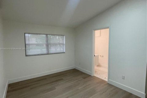 House in Miami Gardens, Florida 3 bedrooms, 157.38 sq.m. № 1930017 - photo 15