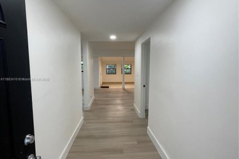 House in Miami Gardens, Florida 3 bedrooms, 157.38 sq.m. № 1930017 - photo 5