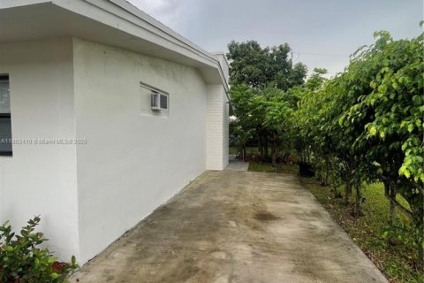 House in Miami Gardens, Florida 3 bedrooms, 157.38 sq.m. № 1930017 - photo 30