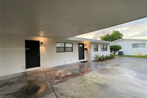 House in Miami Gardens, Florida 3 bedrooms, 157.38 sq.m. № 1930017 - photo 27