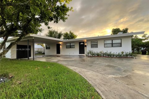 House in Miami Gardens, Florida 3 bedrooms, 157.38 sq.m. № 1930017 - photo 3