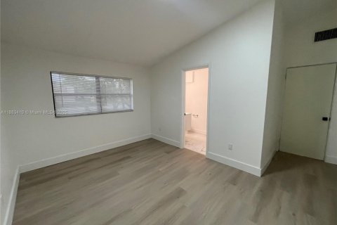 House in Miami Gardens, Florida 3 bedrooms, 157.38 sq.m. № 1930017 - photo 14