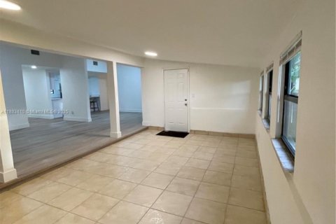 House in Miami Gardens, Florida 3 bedrooms, 157.38 sq.m. № 1930017 - photo 10