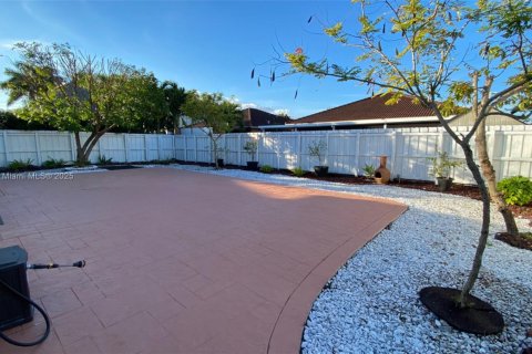 Casa en alquiler en Miami, Florida, 4 dormitorios, 148.64 m2 № 1954492 - foto 11