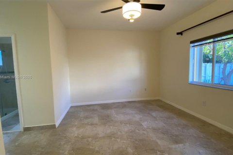 Casa en alquiler en Miami, Florida, 4 dormitorios, 148.64 m2 № 1954492 - foto 5