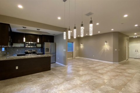 Casa en alquiler en Miami, Florida, 4 dormitorios, 148.64 m2 № 1954492 - foto 3