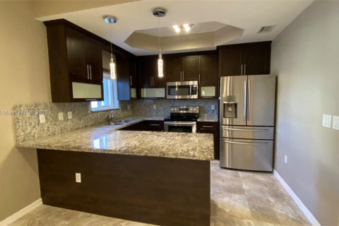 Casa en alquiler en Miami, Florida, 4 dormitorios, 148.64 m2 № 1954492 - foto 4