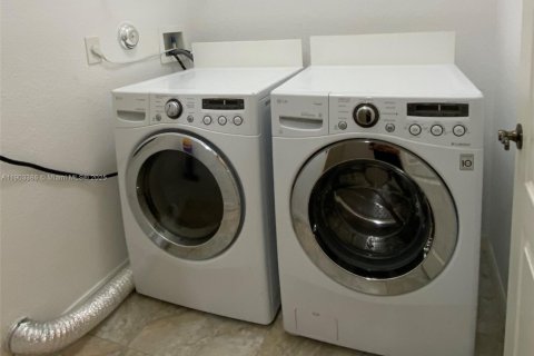 Casa en alquiler en Miami, Florida, 4 dormitorios, 148.64 m2 № 1954492 - foto 9