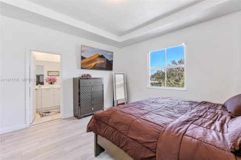 House in Miami, Florida 4 bedrooms, 184.23 sq.m. № 2041412 - photo 23