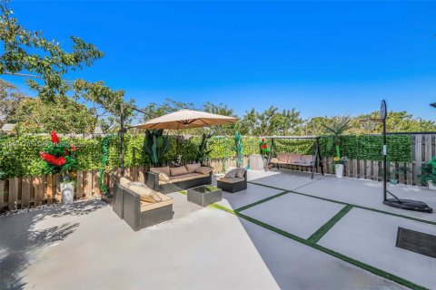 House in Miami, Florida 4 bedrooms, 184.23 sq.m. № 2041412 - photo 4