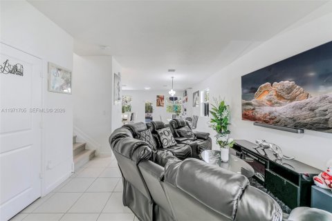 House in Miami, Florida 4 bedrooms, 184.23 sq.m. № 2041412 - photo 19