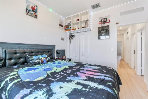 House in Miami, Florida 4 bedrooms, 184.23 sq.m. № 2041412 - photo 28