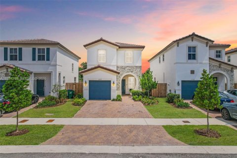 House in Miami, Florida 4 bedrooms, 184.23 sq.m. № 2041412