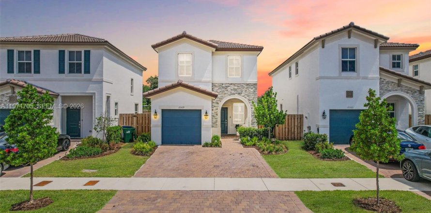 House in Miami, Florida 4 bedrooms, 184.23 sq.m. № 2041412