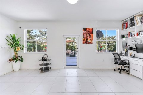 House in Miami, Florida 4 bedrooms, 184.23 sq.m. № 2041412 - photo 14