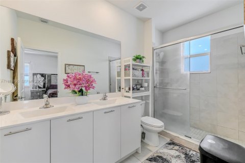 House in Miami, Florida 4 bedrooms, 184.23 sq.m. № 2041412 - photo 25