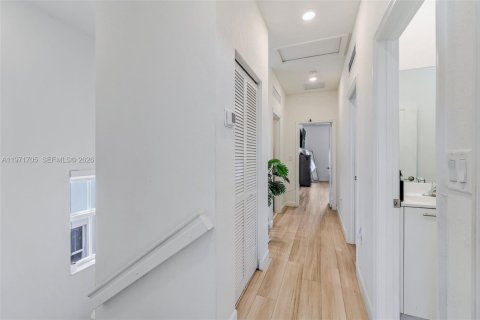 House in Miami, Florida 4 bedrooms, 184.23 sq.m. № 2041412 - photo 21