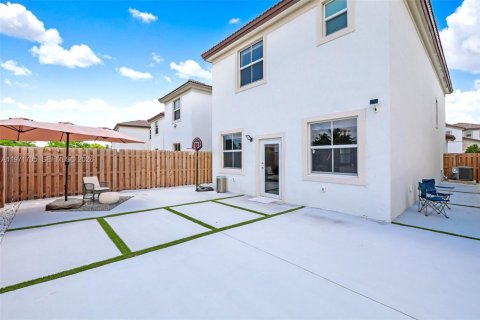 House in Miami, Florida 4 bedrooms, 184.23 sq.m. № 2041412 - photo 3