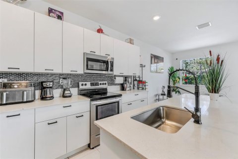 House in Miami, Florida 4 bedrooms, 184.23 sq.m. № 2041412 - photo 11