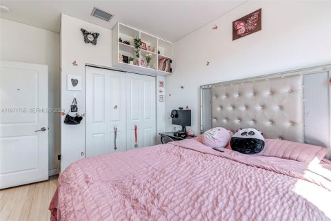 House in Miami, Florida 4 bedrooms, 184.23 sq.m. № 2041412 - photo 30