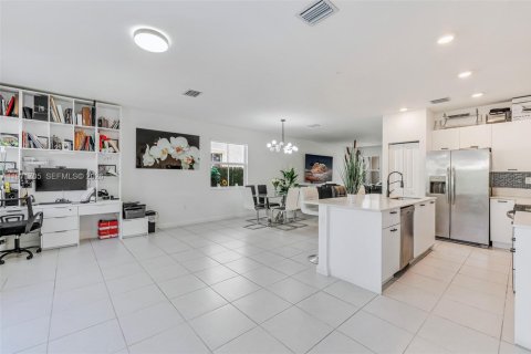 House in Miami, Florida 4 bedrooms, 184.23 sq.m. № 2041412 - photo 13