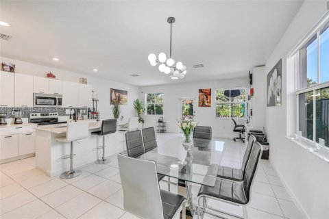 House in Miami, Florida 4 bedrooms, 184.23 sq.m. № 2041412 - photo 9