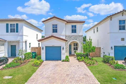 House in Miami, Florida 4 bedrooms, 184.23 sq.m. № 2041412 - photo 2