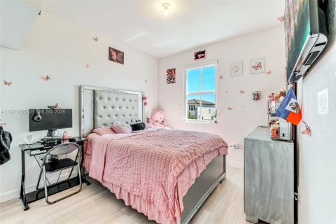 House in Miami, Florida 4 bedrooms, 184.23 sq.m. № 2041412 - photo 29