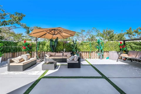 House in Miami, Florida 4 bedrooms, 184.23 sq.m. № 2041412 - photo 5