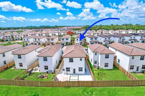 House in Miami, Florida 4 bedrooms, 184.23 sq.m. № 2041412 - photo 6