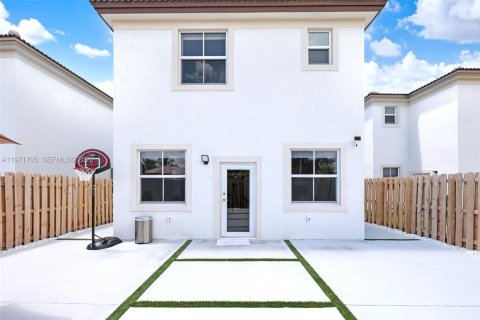 House in Miami, Florida 4 bedrooms, 184.23 sq.m. № 2041412 - photo 15