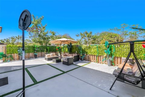 House in Miami, Florida 4 bedrooms, 184.23 sq.m. № 2041412 - photo 16