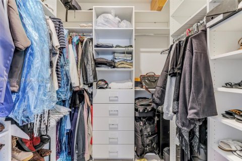 House in Miami, Florida 4 bedrooms, 184.23 sq.m. № 2041412 - photo 24