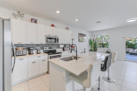 House in Miami, Florida 4 bedrooms, 184.23 sq.m. № 2041412 - photo 10