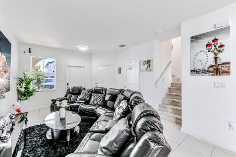 House in Miami, Florida 4 bedrooms, 184.23 sq.m. № 2041412 - photo 20