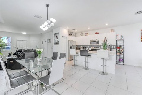 House in Miami, Florida 4 bedrooms, 184.23 sq.m. № 2041412 - photo 12