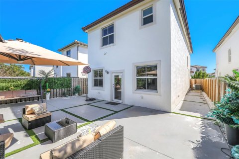 House in Miami, Florida 4 bedrooms, 184.23 sq.m. № 2041412 - photo 17