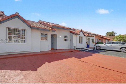 Townhouse in Sweetwater, Florida 2 bedrooms, 91.23 sq.m. № 2041009